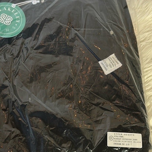 Blakely Black Distressed Jeans - Picture 14 of 14